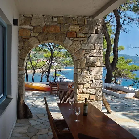 Kavos أغيوس بطرس ألونيسوس